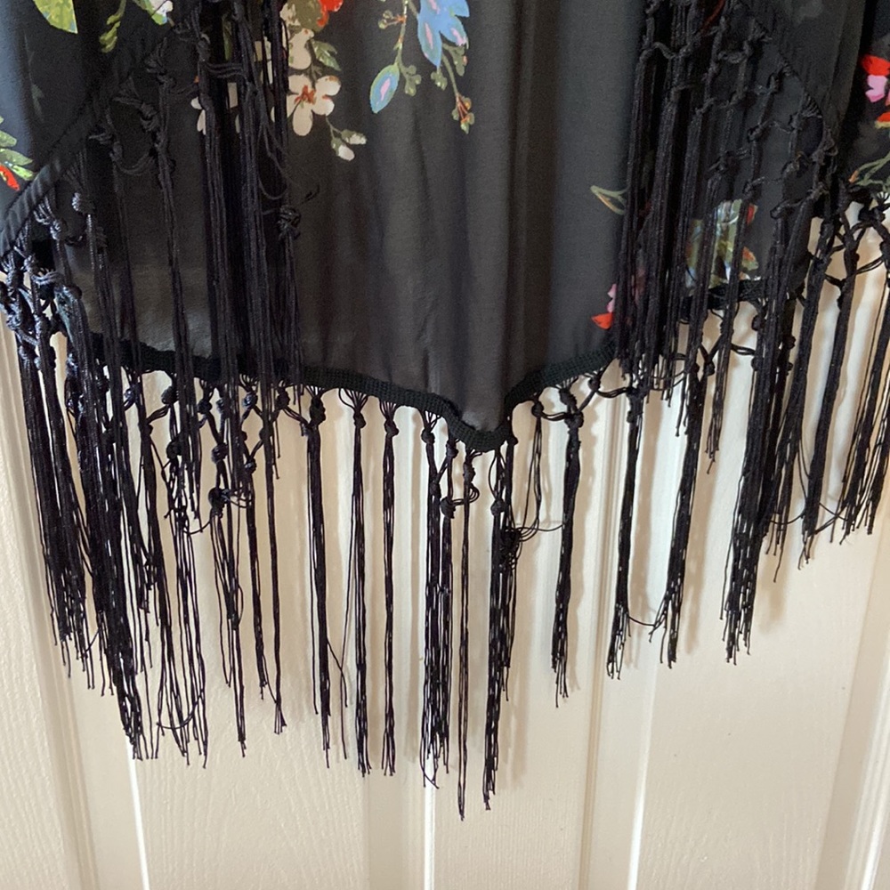 Sheer shrug/cover up with tassel details - Picture 4 of 6